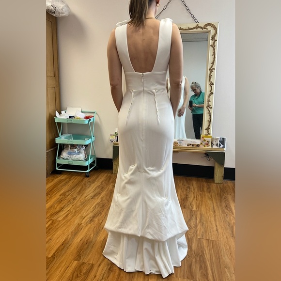 Wtoo by Watters Chloe Sleveless Plunge Crepe Column Wedding Gown - Picture 7 of 7